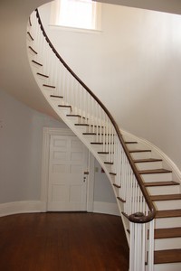 FrontStairsWithoutExitSign